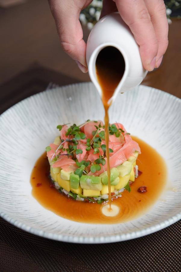 Royal Tulip Hotel & Casino, Tiflis Exterior foto Soy sauce being drizzled over a sushi dish