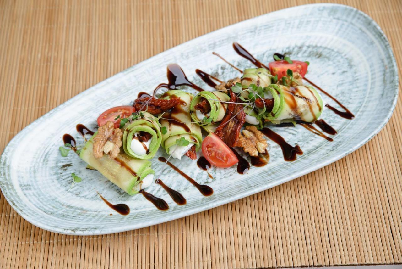 Royal Tulip Hotel & Casino, Tiflis Exterior foto A salad with balsamic vinegar
