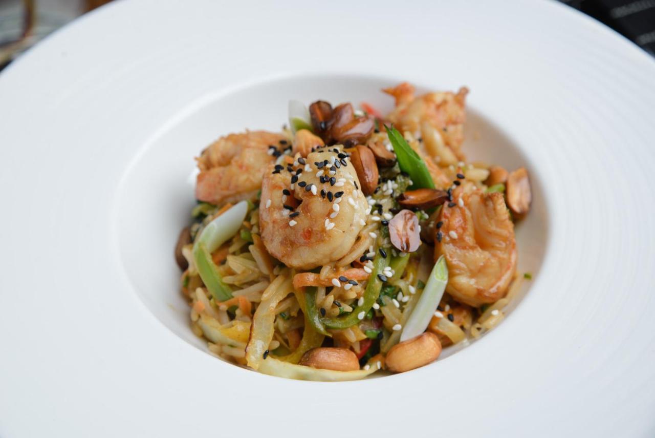 Royal Tulip Hotel & Casino, Tiflis Exterior foto Shrimp chow mein