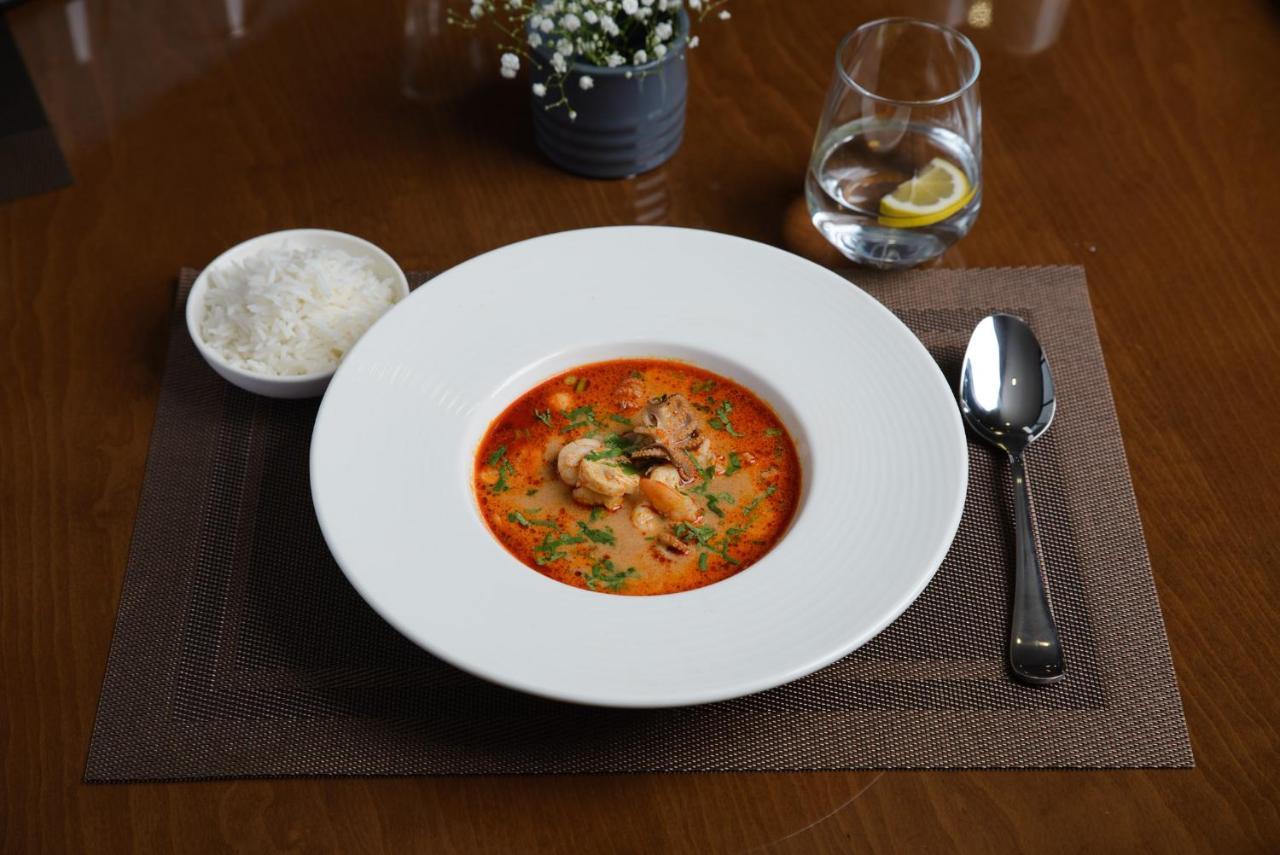 Royal Tulip Hotel & Casino, Tiflis Exterior foto A bowl of tom yum soup