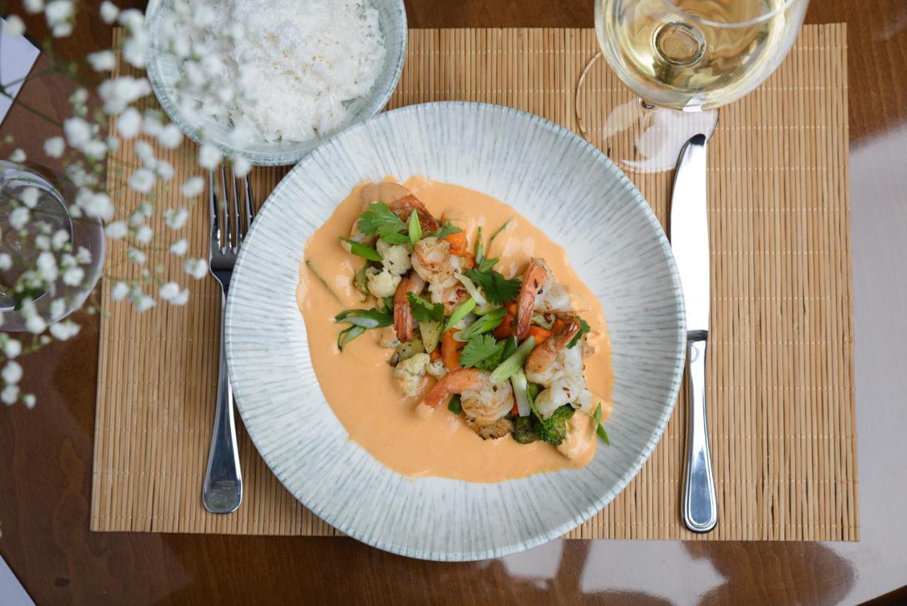 Royal Tulip Hotel & Casino, Tiflis Exterior foto A plate of Thai seafood chowder