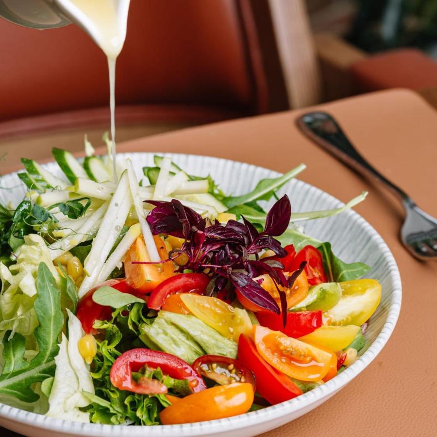 Royal Tulip Hotel & Casino, Tiflis Exterior foto A salad being drizzled with a vinaigrette