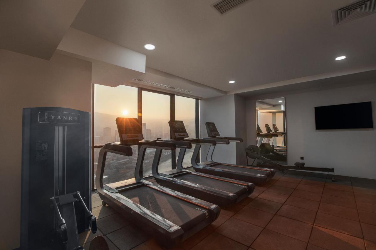 Royal Tulip Hotel & Casino, Tiflis Exterior foto The gym at the hotel