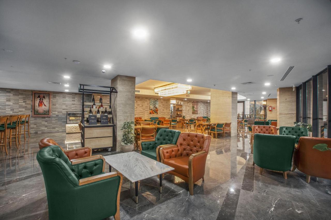Royal Tulip Hotel & Casino, Tiflis Exterior foto The lounge at the airport
