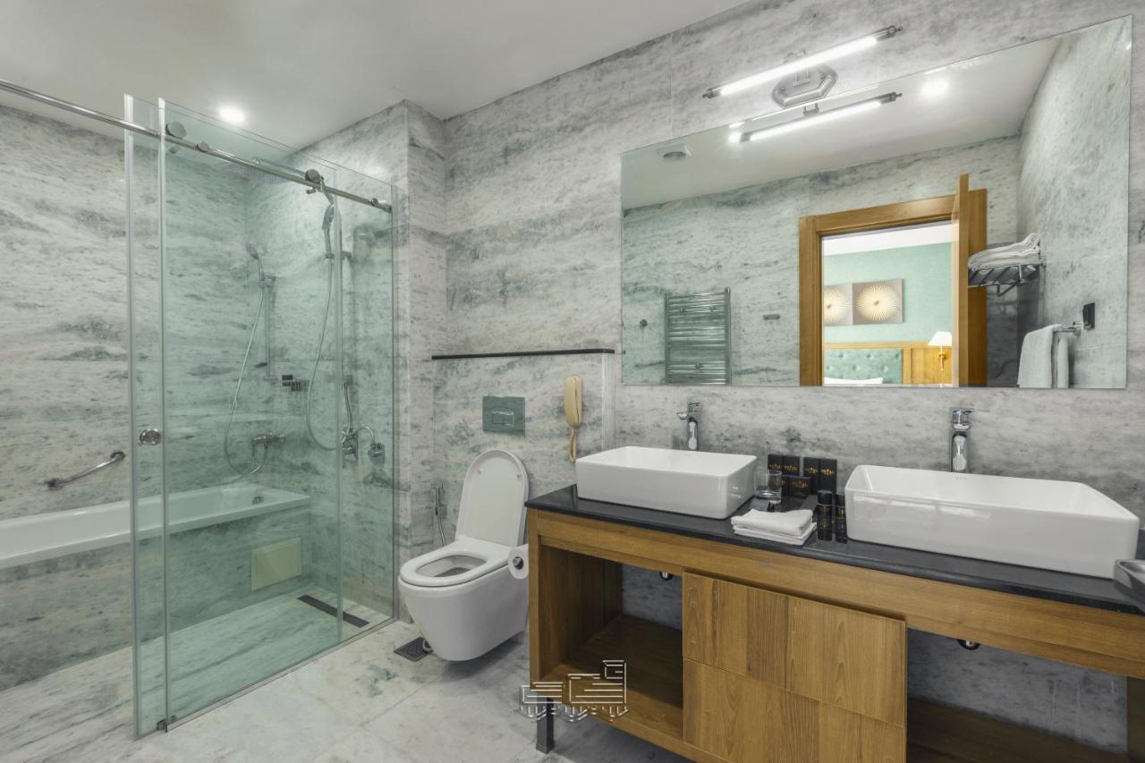 Royal Tulip Hotel & Casino, Tiflis Exterior foto Bathroom