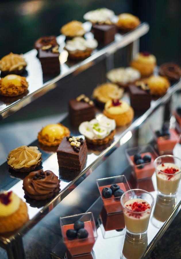 Royal Tulip Hotel & Casino, Tiflis Exterior foto A selection of petit fours