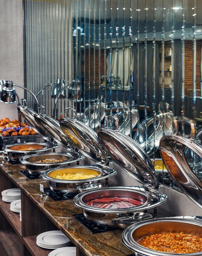 Royal Tulip Hotel & Casino, Tiflis Exterior foto A buffet at a hotel