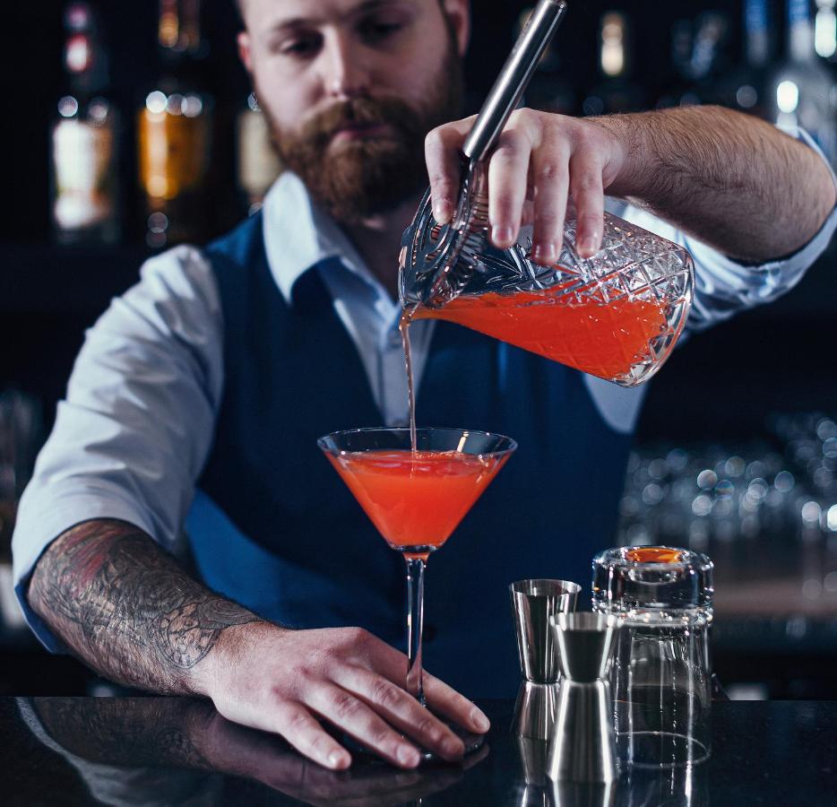 Royal Tulip Hotel & Casino, Tiflis Exterior foto A bartender preparing a cocktail