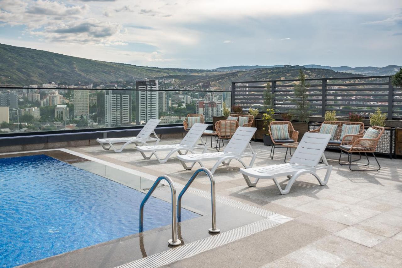 Royal Tulip Hotel & Casino, Tiflis Exterior foto Rooftop pool